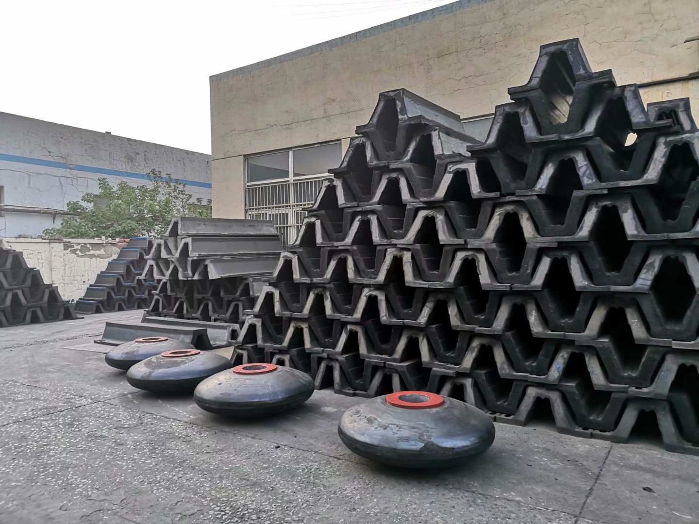 轉動型橡膠護舷