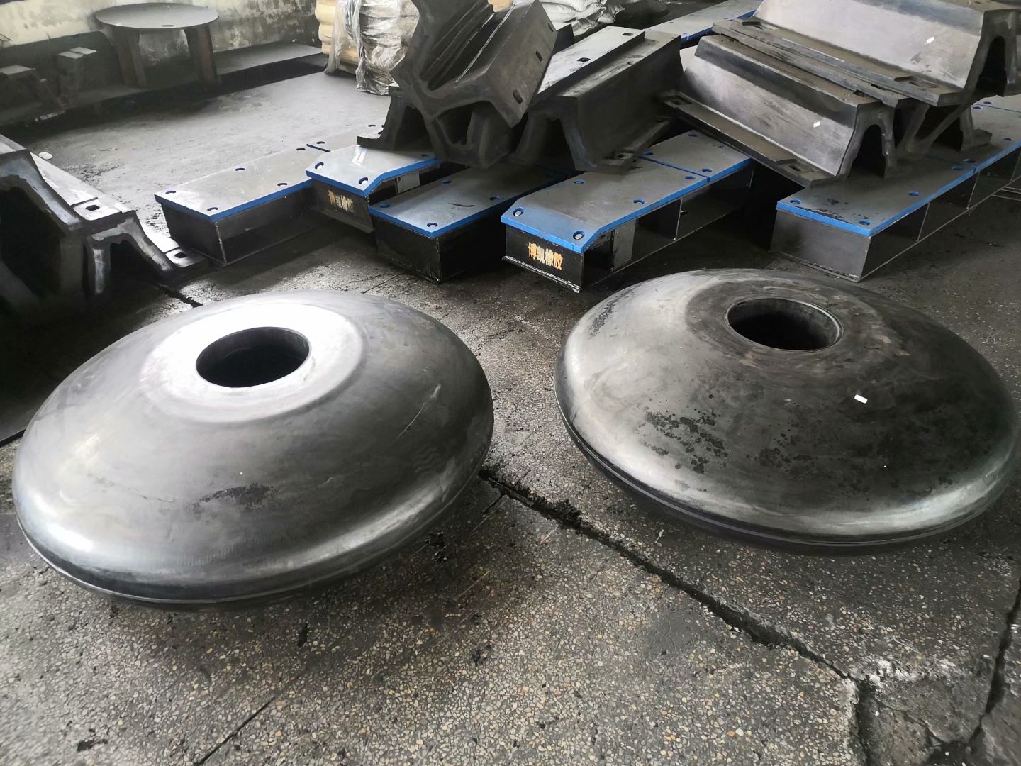 轉動型橡膠護舷