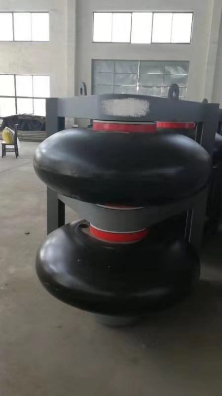 轉動型橡膠護舷